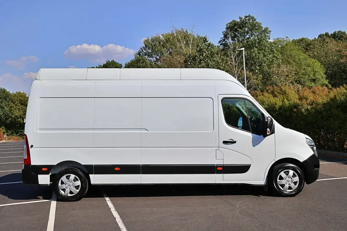 Used Nissan Interstar Tekna 180 HP (132 kW) 2024 White Van