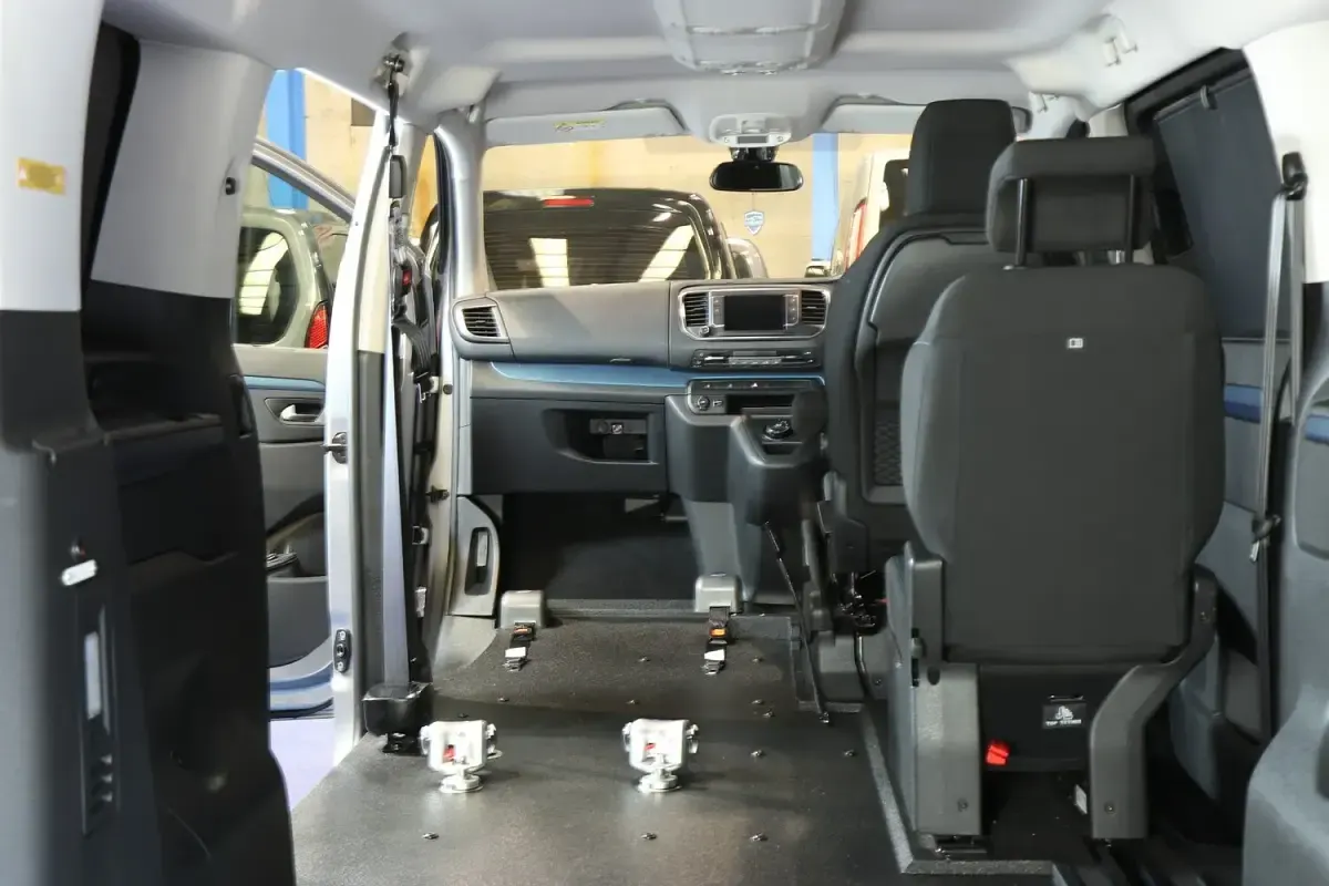 Używany Peugeot Traveller Active 180 KM (132 kW) 2021 Szary Minivan