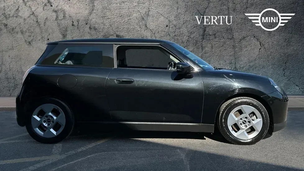 Begagnad Mini Cooper Classic 135 kW (184 HK) 2024 Svart Halvkombi