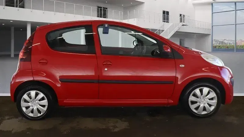 Used Peugeot 107 Active 68 HP (50 kW) 2013 Red Hatchback