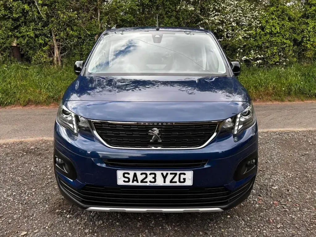 Second-hand Peugeot Rifter Allure 131 CP (96 kW) 2023 Albastru Monovolum