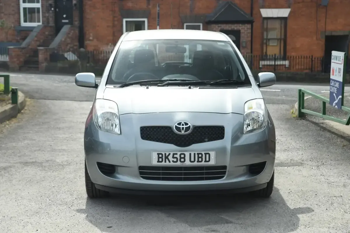 Usado Toyota Yaris 2008 Prateado Citadino