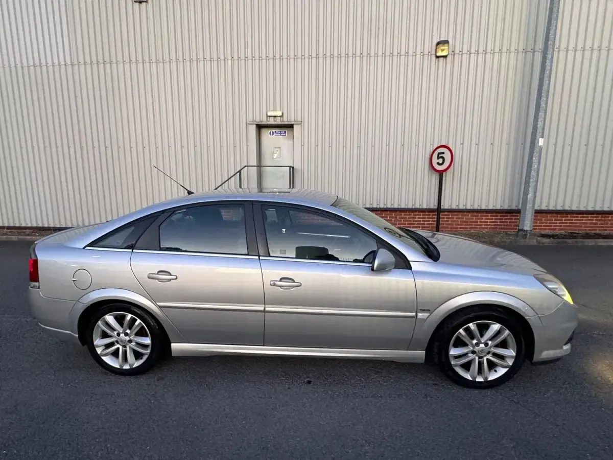 Używany Vauxhall Vectra SRi 120 KM (88 kW) 2008 Srebrny Hatchback