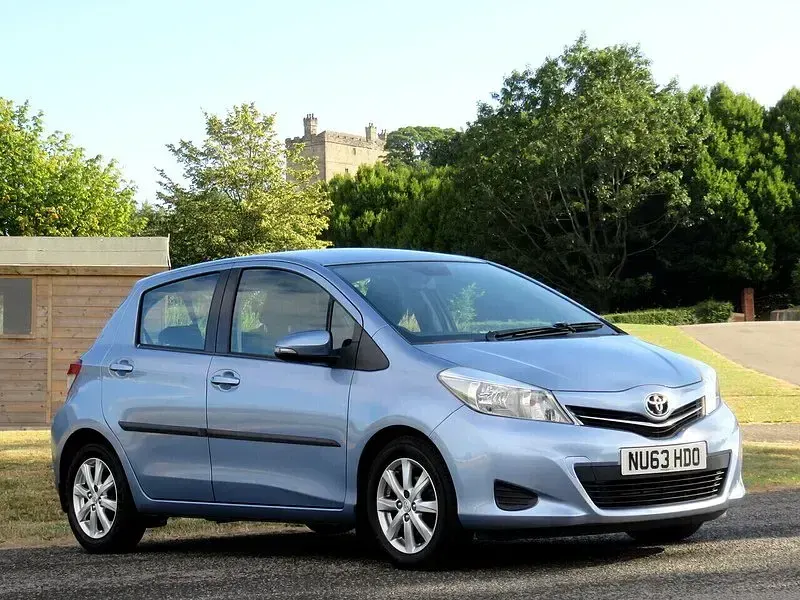 Used Toyota Yaris 99 HP (72 kW) 2013 Blue Hatchback