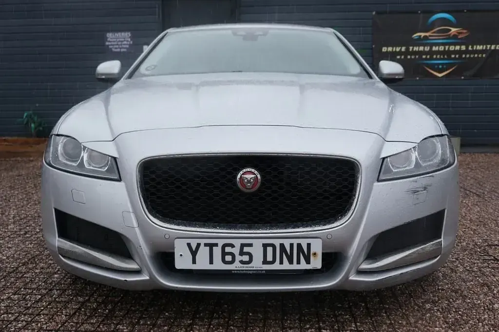 Usado Jaguar XF Prestige 163 HP (119 kW) 2015 Prateado Sedan
