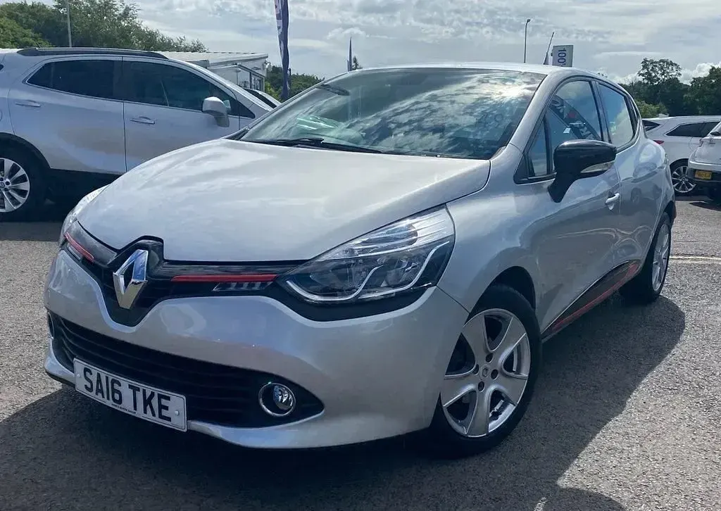 Used Renault Clio IV Dynamique 75 HP (55 kW) 2016 Silver Hatchback