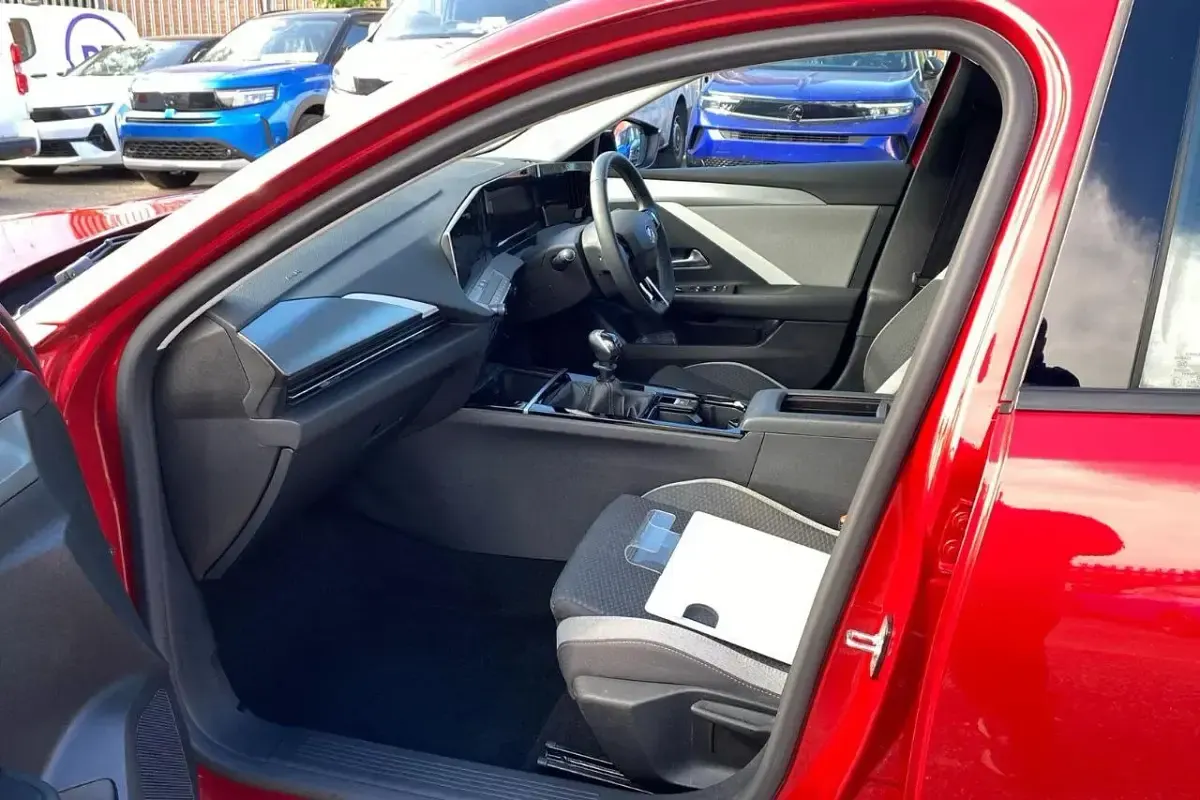 Usado Vauxhall Astra Design Edition 130 CV (95 kW) 2023 Rojo Utilitario
