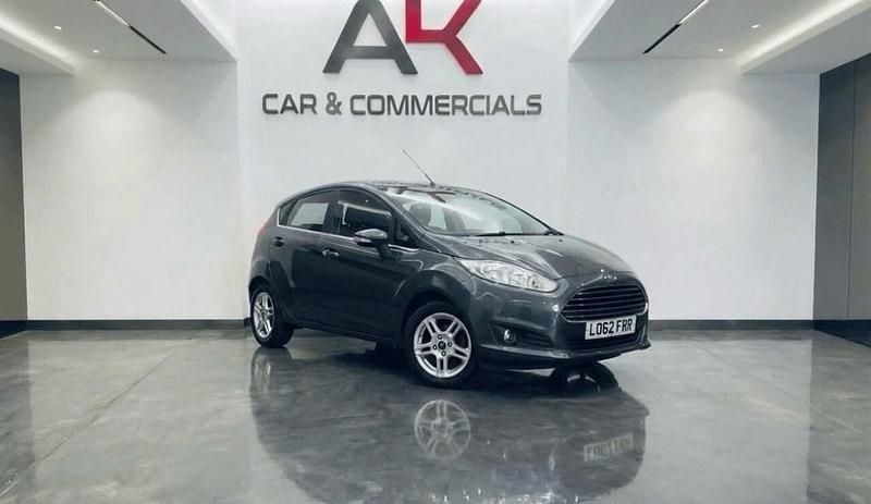 Usado Ford Fiesta Zetec 82 HP (60 kW) 2013 Cinzento Citadino