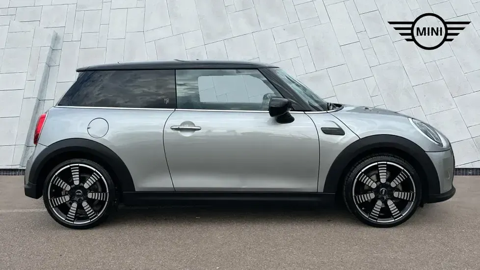 Begagnad Mini Cooper Exclusive 134 HK (98 kW) 2023 Silver Halvkombi
