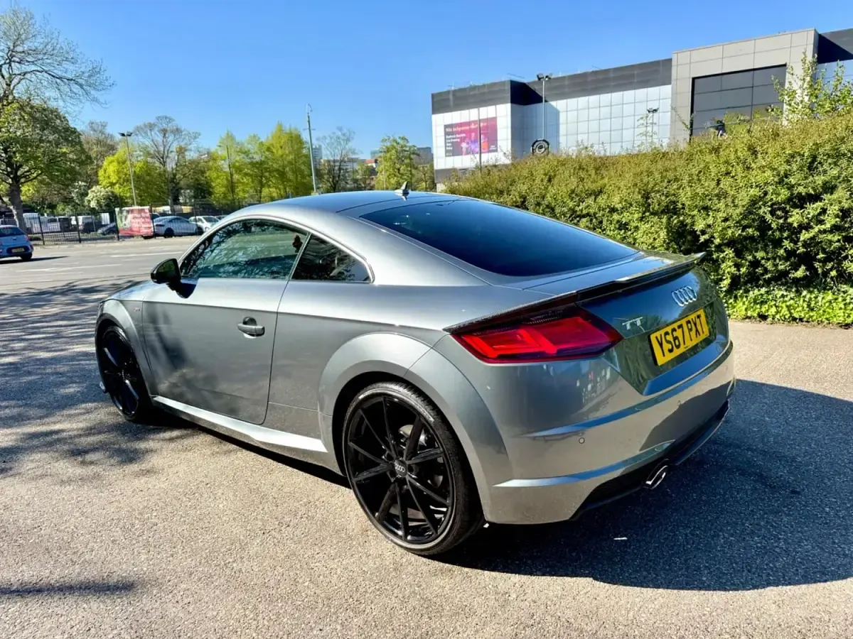 Usado Audi TT Black Edition 184 CV (135 kW) 2017 Gris Coupe