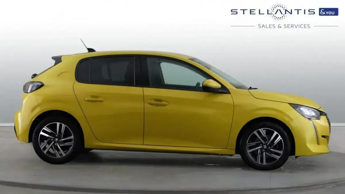 Używany Peugeot 208 Allure 99 KM (72 kW) 2021 Żółty Hatchback