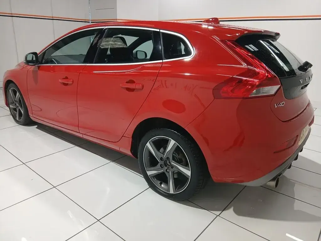 Used Volvo V40 R-Design 120 HP (88 kW) 2016 Red Hatchback