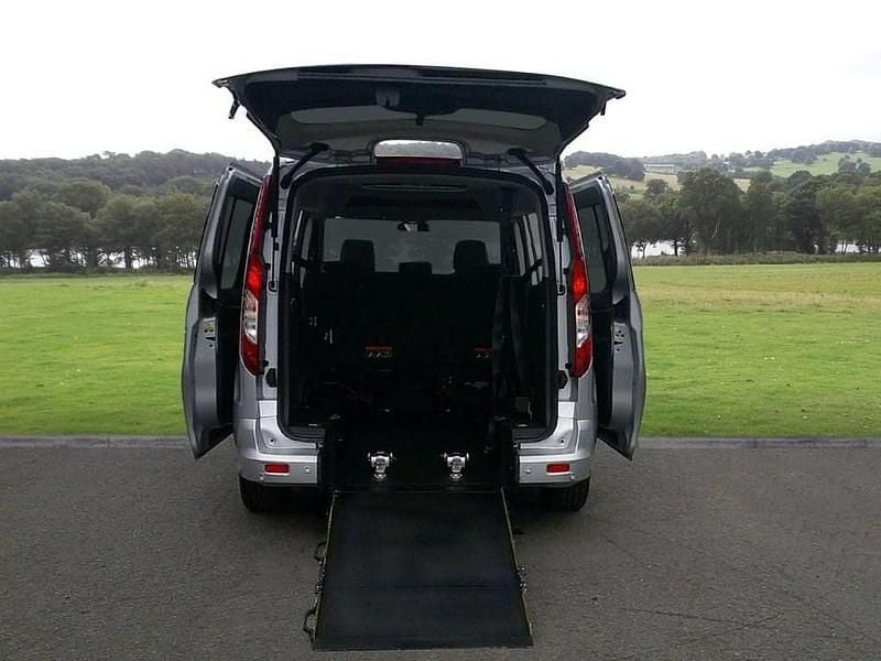 Used Ford Grand Tourneo Connect Titanium 120 HP (88 kW) 2018 Silver MPV