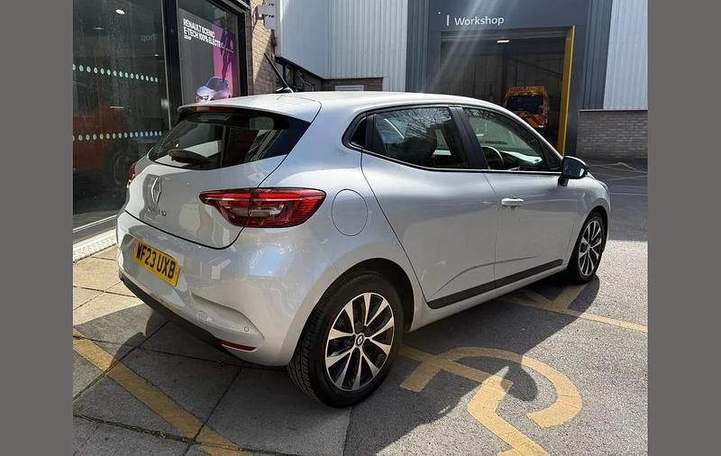 Used Renault Clio V Evolution 90 HP (66 kW) 2023 Silver  Hatchback