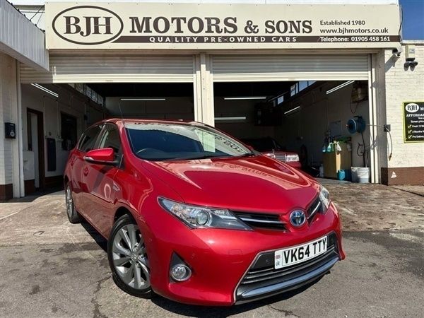 Red Used 2014 Toyota Auris Hatchback | £7,495 (Fair price) - Image 1/1