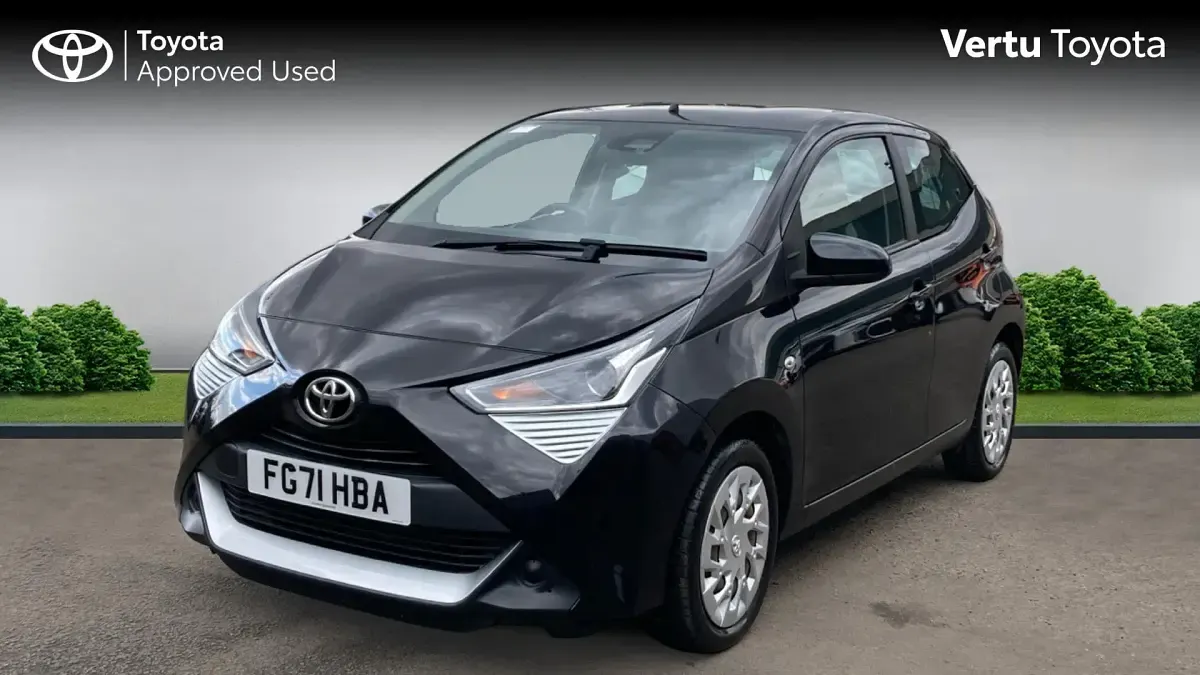 Used Toyota Aygo X-play 72 HP (52 kW) 2022 Bold black (metallic paint) Hatchback