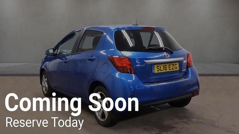 Used Toyota Yaris Hybrid 101 HP (74 kW) 2016 Blue Hatchback