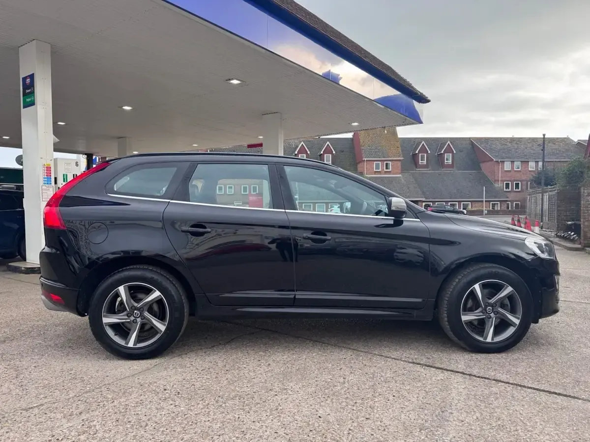 Used Volvo XC60 R-Design 190 HP (139 kW) 2015 Black SUV
