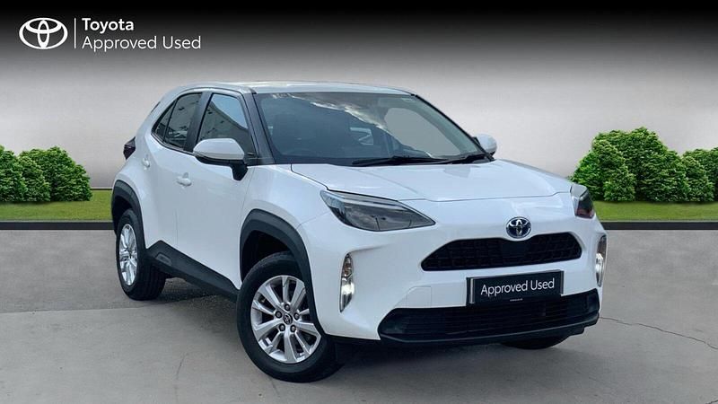 White Used 2022 Toyota Yaris Hybrid SUV | £18,380 (Super price) - Image 1/4