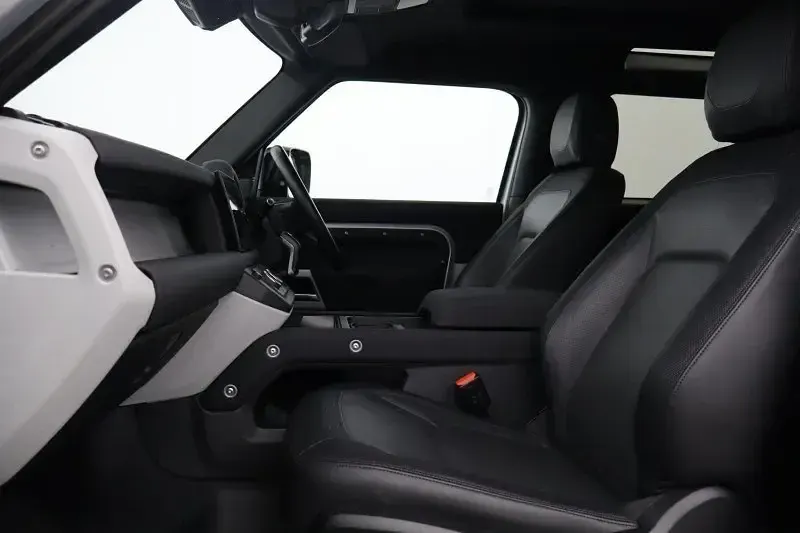 Begagnad Land Rover Defender SE Dynamic 246 HK (180 kW) 2023 Silver SUV