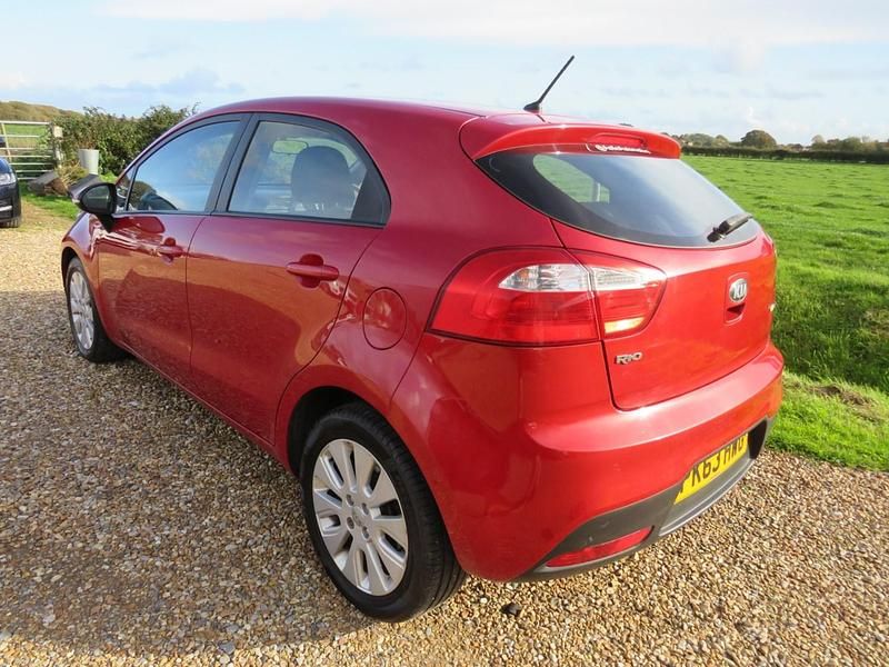 Used Kia Rio 74 HP (54 kW) 2013 Red Hatchback