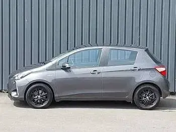 Used Toyota Yaris Hybrid 100 HP (73 kW) 2019 Grey Hatchback