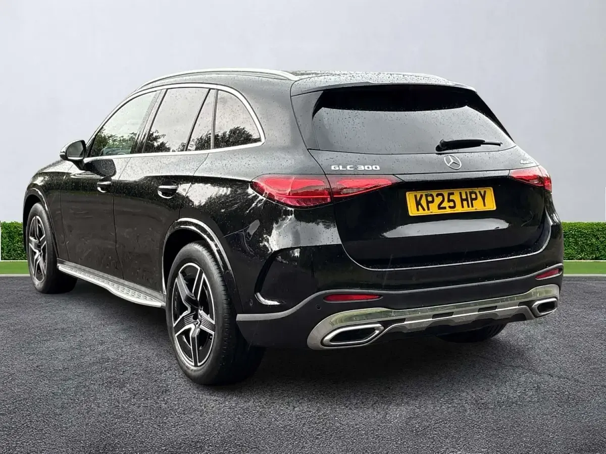 Usado Mercedes GLC300e AMG line 2025 Negro Familiar