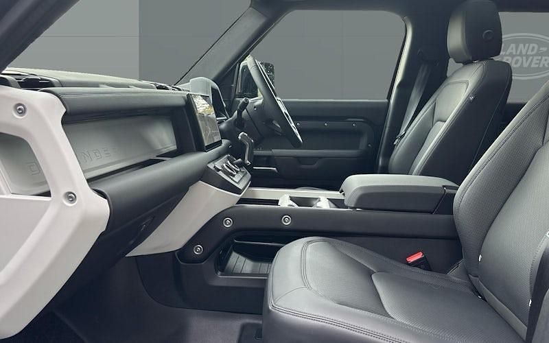 Used Land Rover Defender SE Dynamic 249 HP (183 kW) 2025 Estate