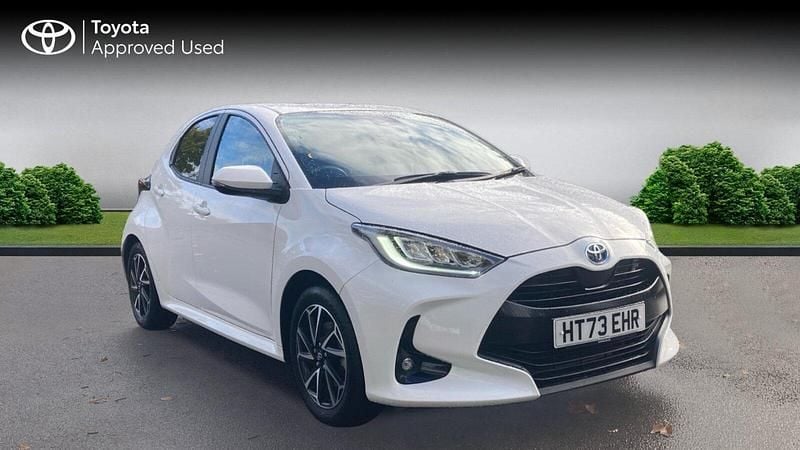 Pure white Used 2024 Toyota Yaris Hybrid Design | £17,668 (Fair price) - Image 1/4