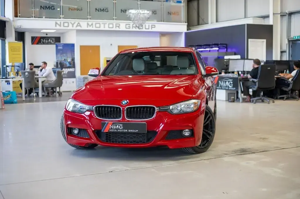 Begagnad BMW 318 M Sport 150 HK (110 kW) 2015 Röd Sedan