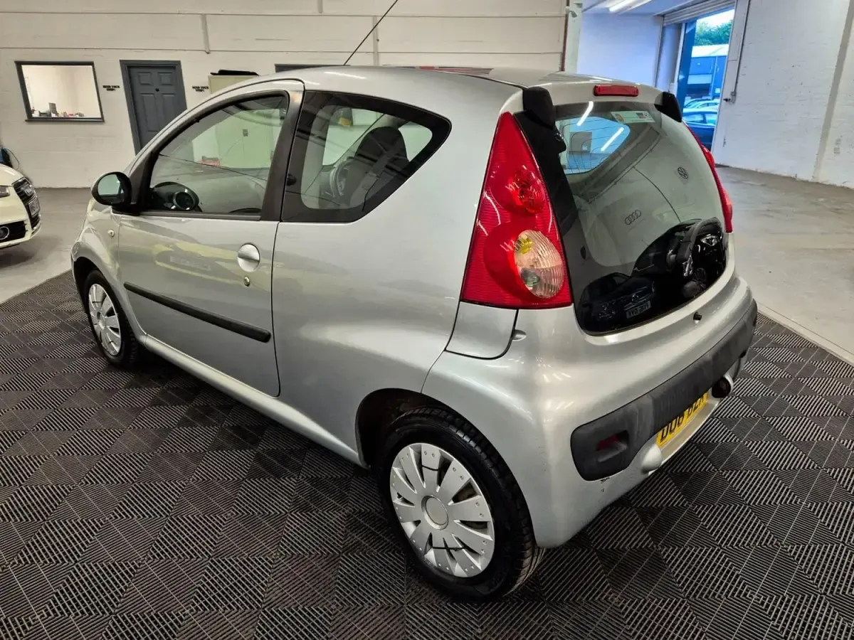 Gebraucht Peugeot 107 68 PS (50 kW) 2006 Silber Kleinwagen