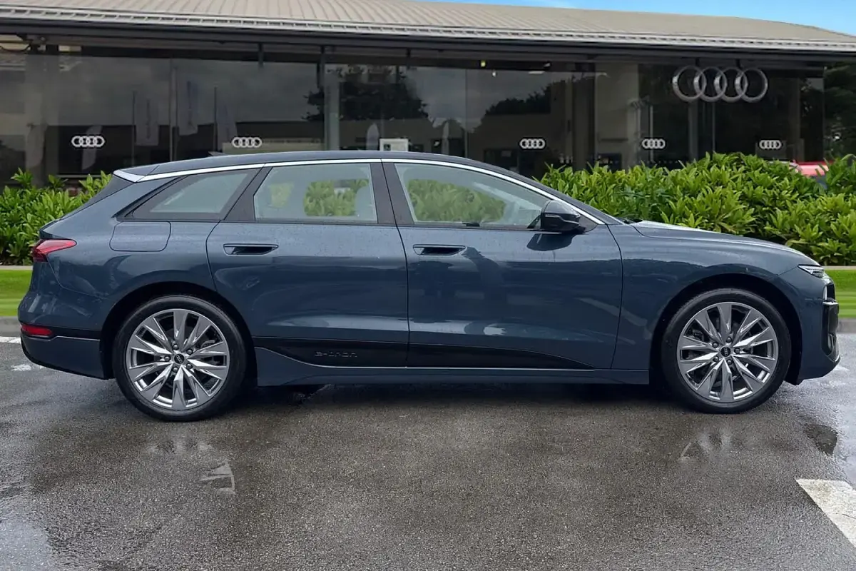 Begagnad Audi A6 e-tron Sport 210 kW (286 HK) 2025 Blå Kombi