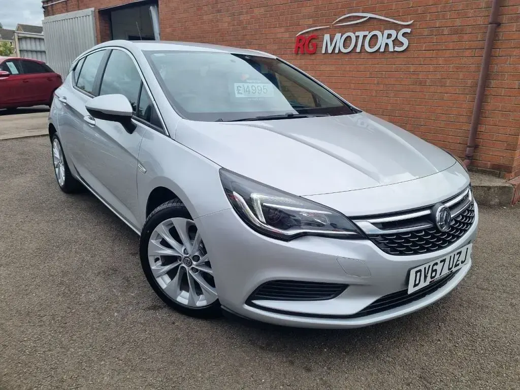 Used Vauxhall Astra Design Edition 99 HP (72 kW) 2017 Silver Hatchback