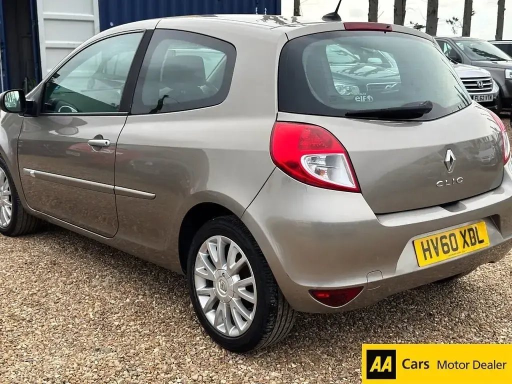 Usado Renault Clio II Dynamique 86 HP (63 kW) 2010 Bege Citadino