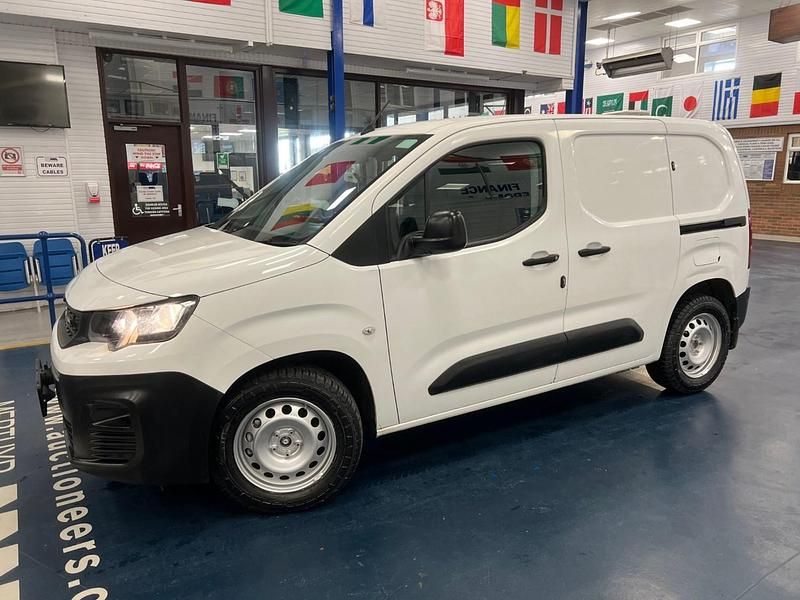 Used Peugeot Partner 75 HP (55 kW) 2019 White MPV