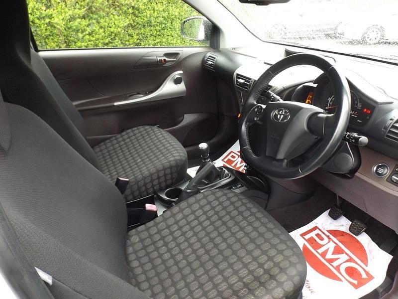 Used Toyota iQ 68 HP (50 kW) 2010 White Hatchback