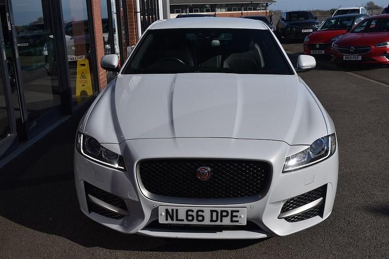 Used Jaguar XF R-Sport 180 HP (132 kW) 2016 White Sedan