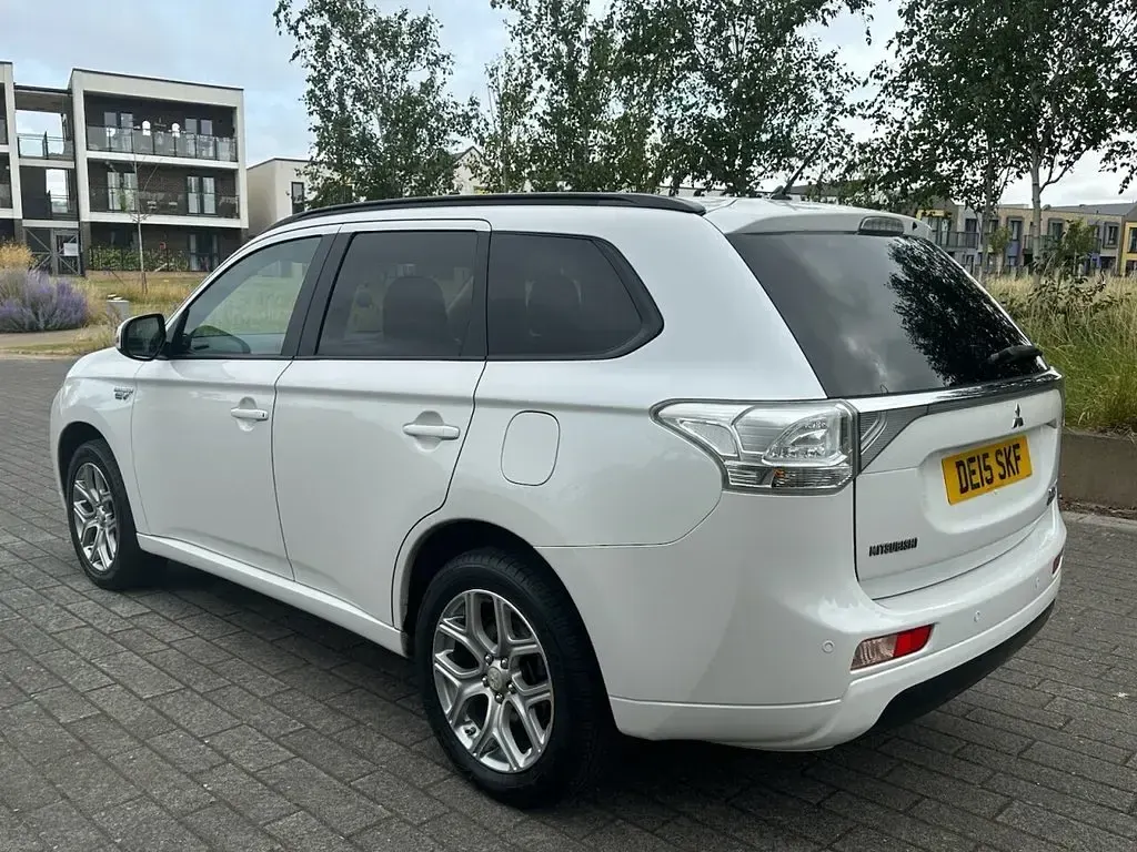 Used Mitsubishi Outlander P-HEV 200 HP (147 kW) 2015 White Estate