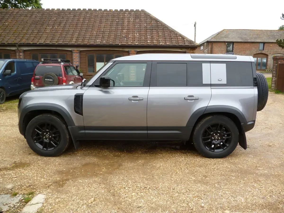 Used Land Rover Defender SE 300 HP (220 kW) 2021 Grey SUV