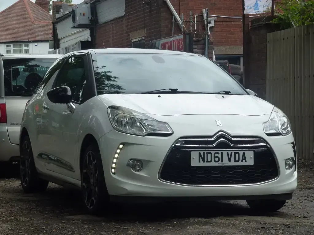 Used Citroën DS3 90 HP (66 kW) 2012 White Hatchback