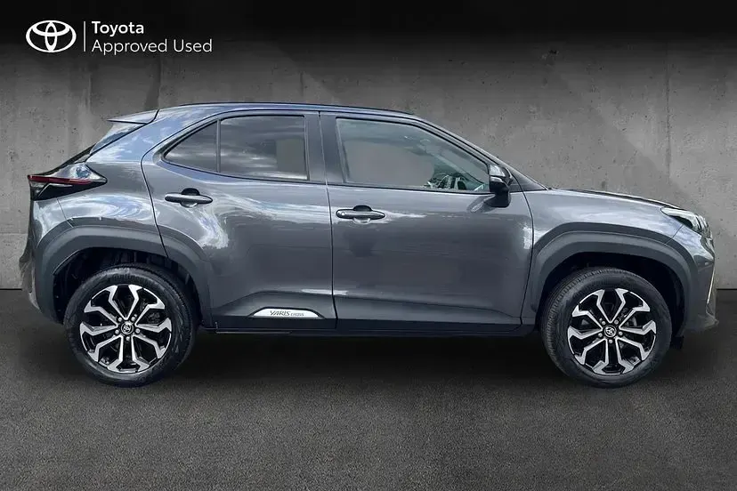 Used Toyota Yaris Cross Design 114 HP (83 kW) 2024 Decuma grey SUV