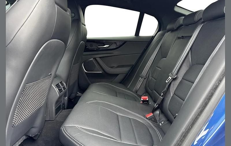 Używany Jaguar XE R-Dynamic 250 KM (183 kW) 2021 Niebieski Sedan/Limuzyna