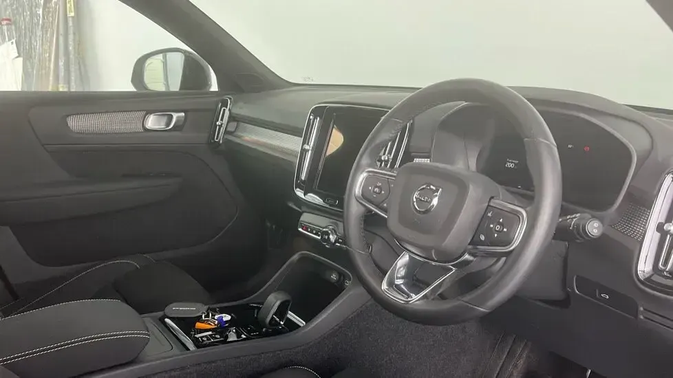 Used Volvo XC40 Plus 161 HP (118 kW) 2024 Gold SUV