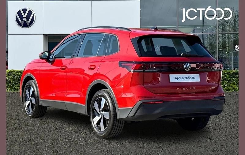 Second-hand VW Tiguan Edition 150 CP (110 kW) 2024 Roșu SUV