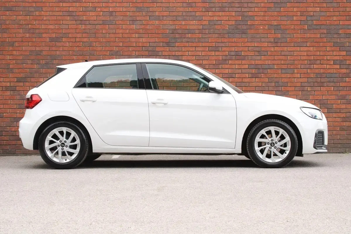 Used Audi A1 Sportback Sport 95 HP (69 kW) 2024 White Hatchback