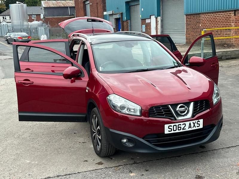 Red Used 2013 Nissan Qashqai +2 N-TEC SUV | £2,695 (Fair price) - Image 1/4