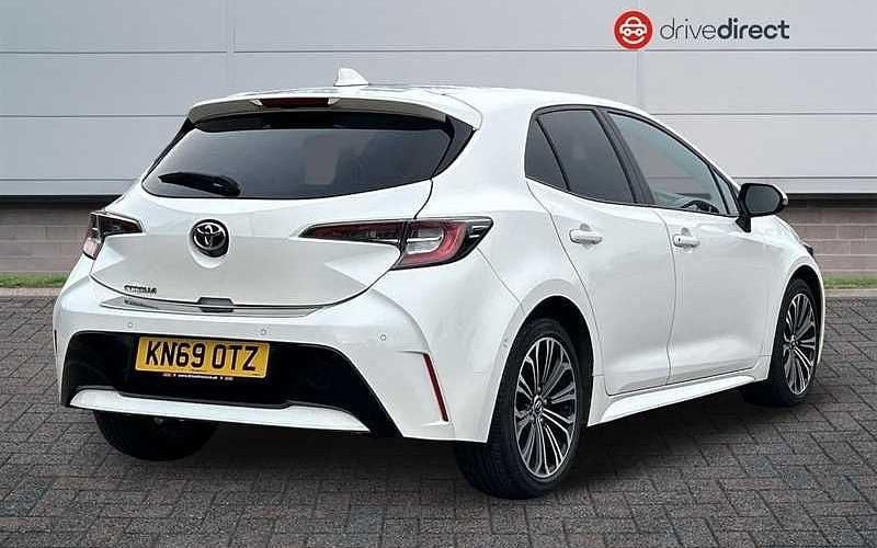 Used Toyota Corolla Design 116 HP (85 kW) 2019 White Hatchback