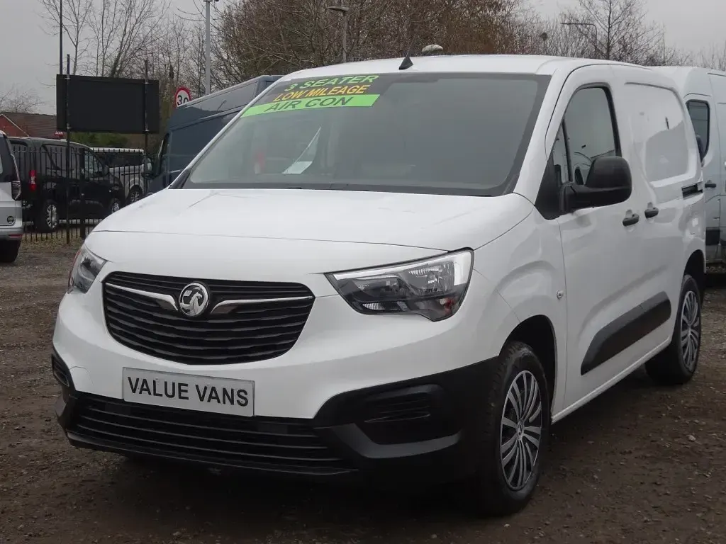 Second-hand Vauxhall Combo Edition 75 CP (55 kW) 2021 Alb Monovolum