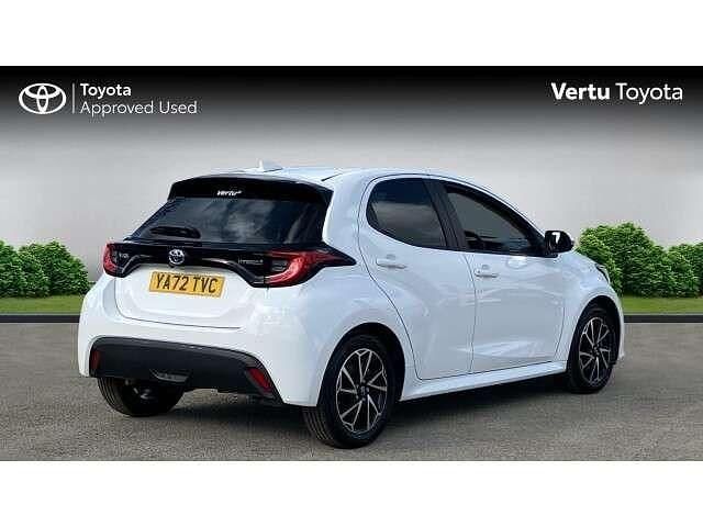 Used Toyota Yaris Hybrid Design 116 HP (85 kW) 2023 White Hatchback