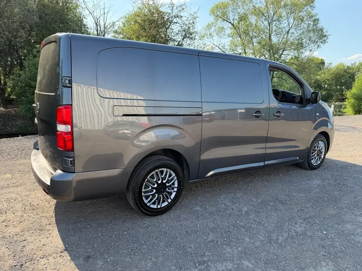 Second-hand Vauxhall Vivaro 145 CP (106 kW) 2023 Gri Monovolum